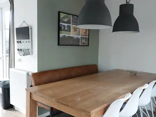 Aan deze grote eettafel kunt u lekker dineren tijdens uw vakantie